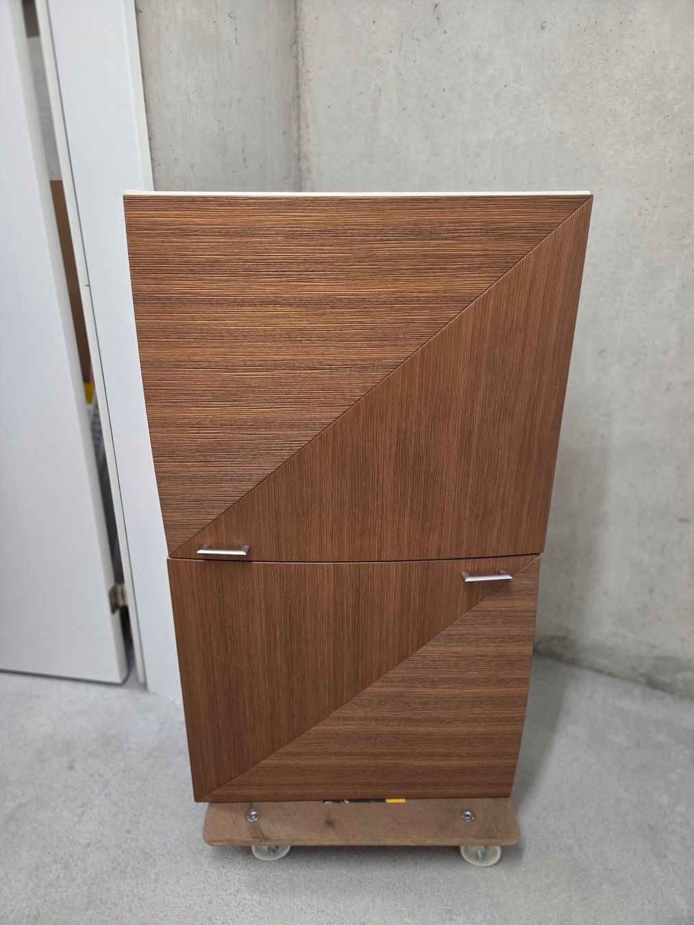 TV Möbel: TV Wall cabinet white with 2 doors walnut effect – Gebraucht aus Gockhausen von Alv_cer
