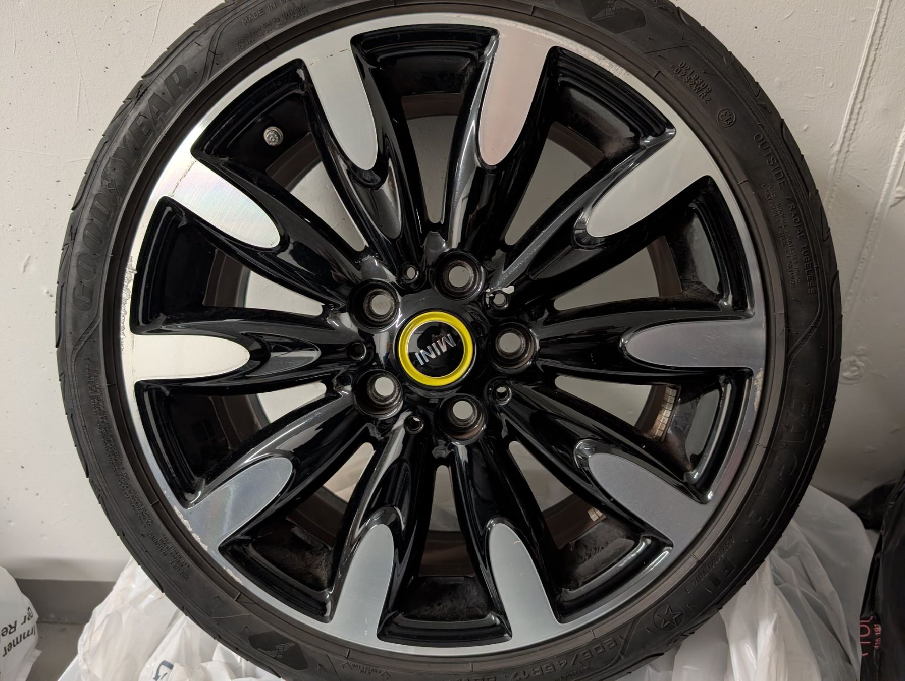Mini Pneus & Roues: Mini Cooper SE Kompletträder 17 Zoll – D'occasion à Lenzburg par igor.b 5