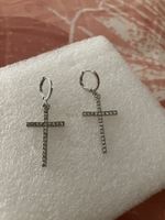 Elegante Ohrhänger mit Kreuz, Glitzersteinchen, silberfarben