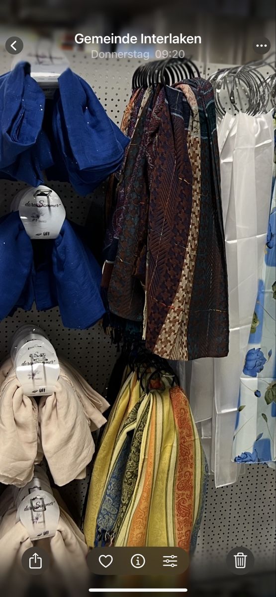 Foulards, Tücher & Schals: Halstuch--Damenschall 100 Stück – Neu (gemäss Beschreibung) aus Interlaken von Skandalpreis 3