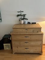 Antike Kommode aus Kiefernholz mit Aufsatz gebraucht