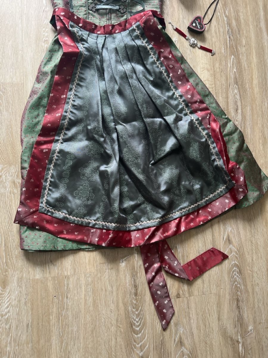 Kleider: Dirndl-Kleid mit Bluse und Jäckchen Grösse S – Gebraucht aus Buchrain von Ricardo_User18 2