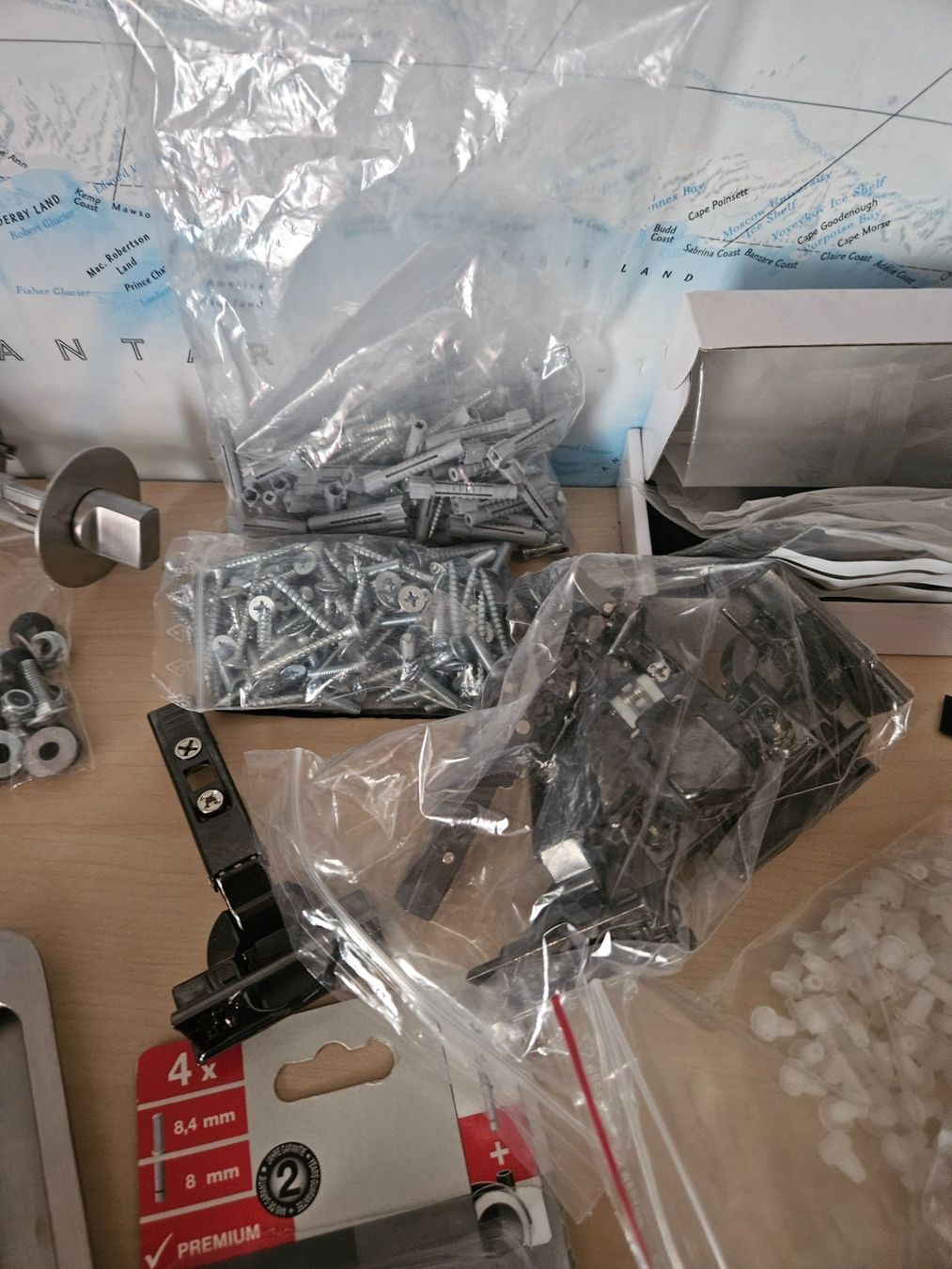 Alle Werkzeuge: Div. Schrauben, Bänder, Abdeckungen, Led Band, WC-Garnitur – Gebraucht aus Gommiswald von Bullhead 6
