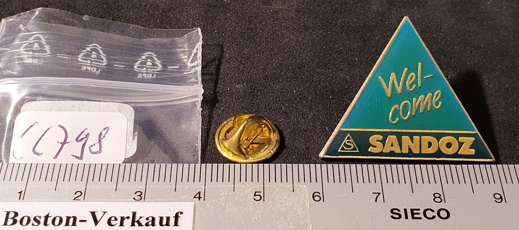 Sandoz Placchette & Badge: CC798 - Pin Wel-come SANDOZ – Usato da Reinach BL venduto da Boston-Verkauf 1
