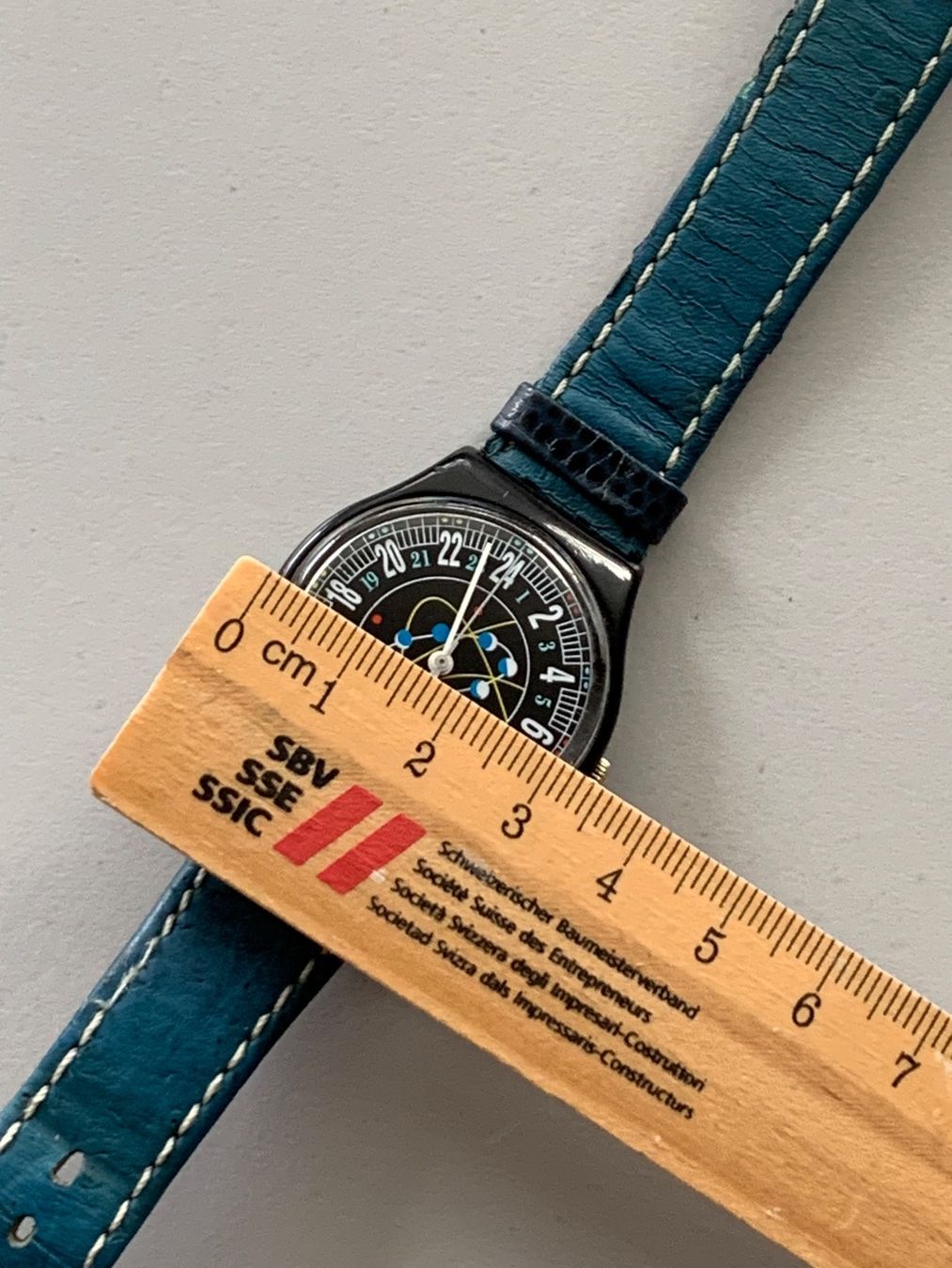 Swatch Uhren: Swatch Armband Uhr 24 Stunden – Gebraucht aus Grenchen von  6