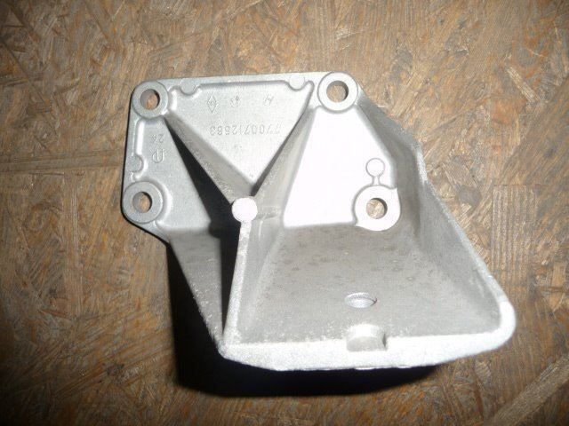 Renault Tutti pezzi di ricambio auto: Renault Motorhalter 77 00 712 563 – Nuovo e nell'imballaggio originale da Bennau venduto da Marco363 1