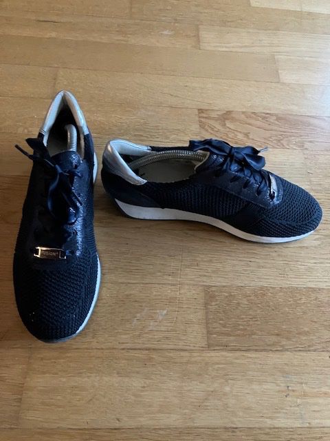 Chaussures femmes: Laufschuh – D'occasion à Lufingen par Montreux 1