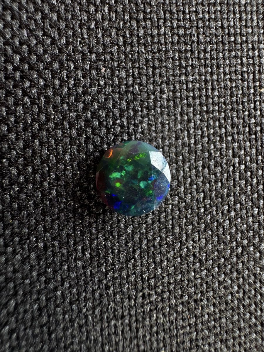 Edelsteine: Black Opal 0.75ct – Neu und originalverpackt aus Wängi von Horus90