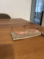 Coole, rahmenlose Sonnenbrille mit roséfarbenen Gläsern.