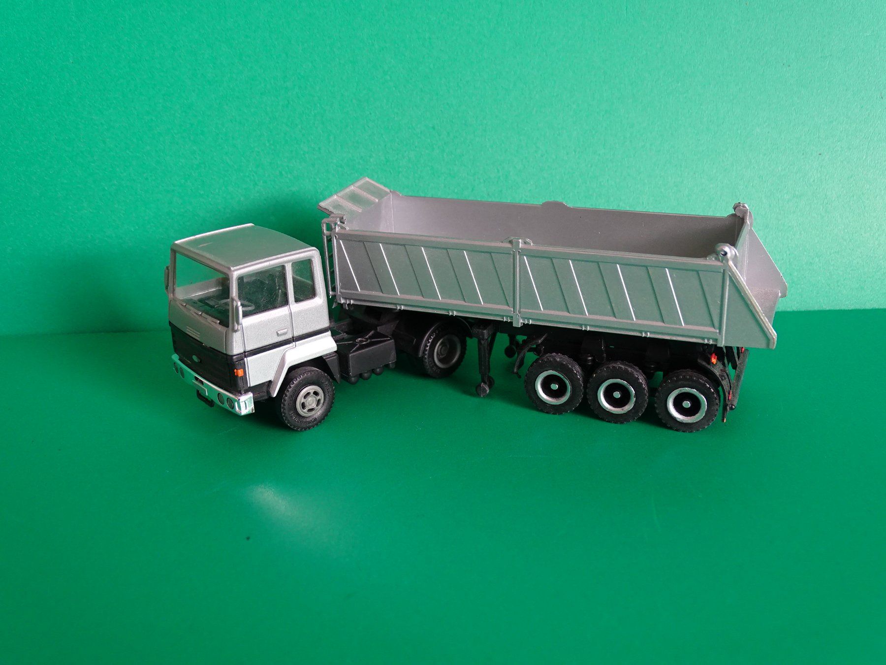 Herpa Modellini d'auto: LKW von Herpa 1/87 – Usato da Bretzwil venduto da Meex