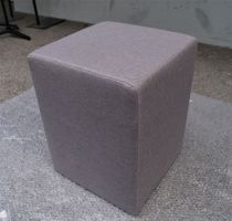 Hocker aus Stoff grau