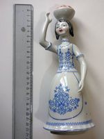 Porcelaine hongroise Hollohaza Figurine femme