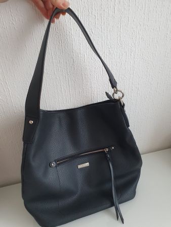 Sac à main noir Pierre Cardin, parfait pour l'automne!