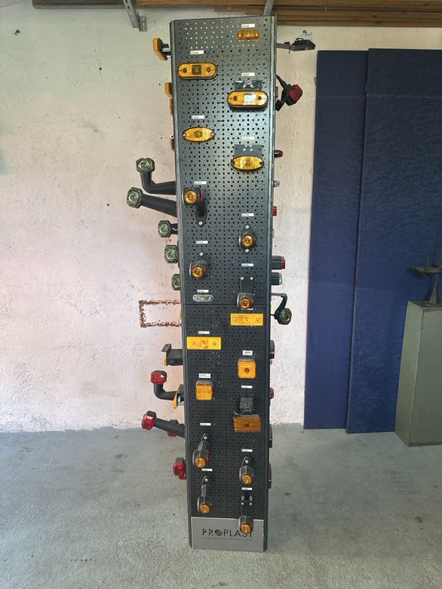 Altro in Decorazioni & Accessori: Proplast display rack with vehicle lights used – Usato da Elsau venduto da MANWITHVAN