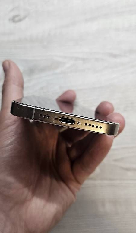 Telefoni cellulari / Smartphones: Iphone 16 Pro  128Gb Natural Titan – Usato da Basel venduto da Larabasel90 3
