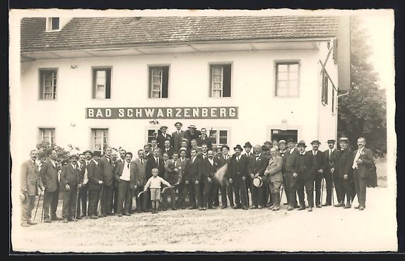 Cartoline postali: Foto-AK Schwarzenberg, Gruppenbild vor d – Usato da Berlin venduto da bartko-reher
