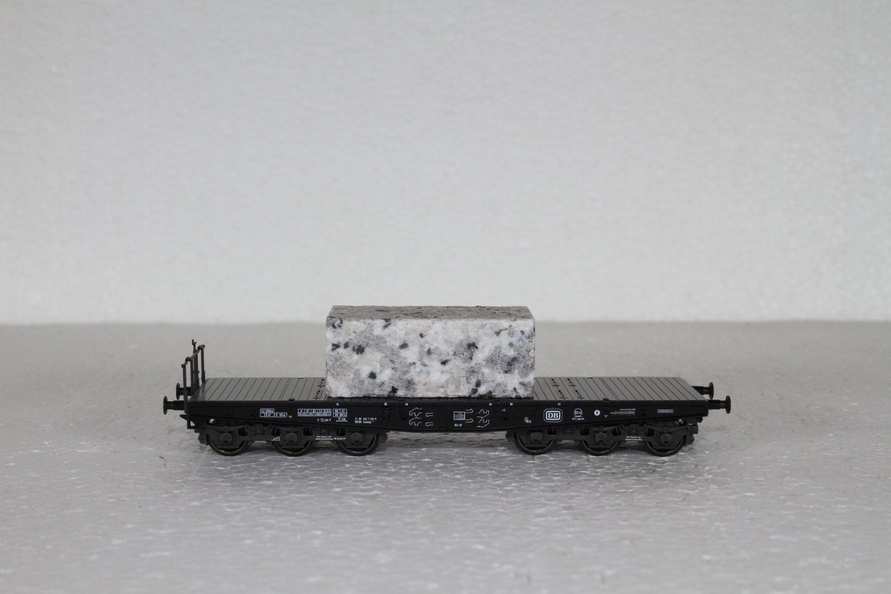 Märklin Modellini di ferrovie: Märklin 48663 DB Schwerlastwagen mit Granitstein – Usato da Triesen venduto da cor_62ts