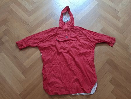 Pellerine rot mit seitlicher Öffnung 