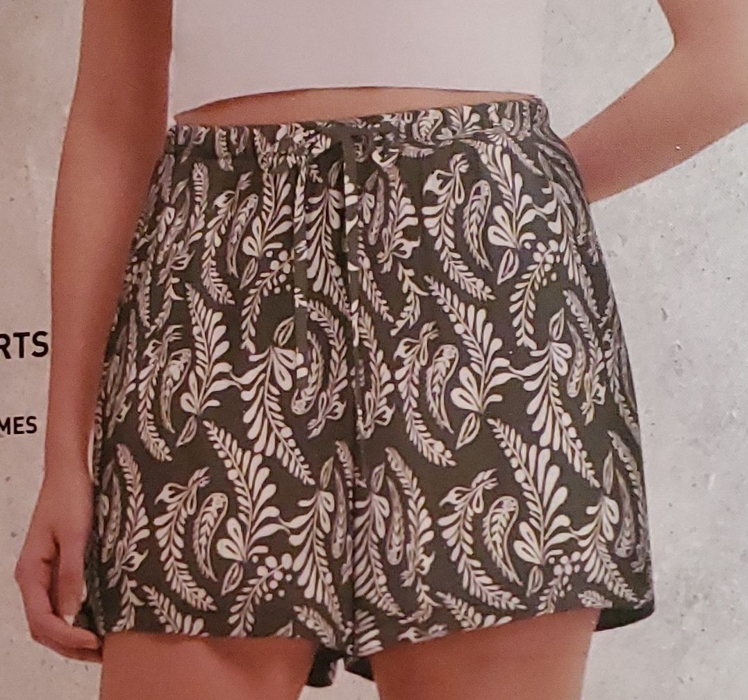 Hosen: Kurze Hose gemustert Grösse 44 / 46 neu – Neu und originalverpackt aus Brünisried von marii.