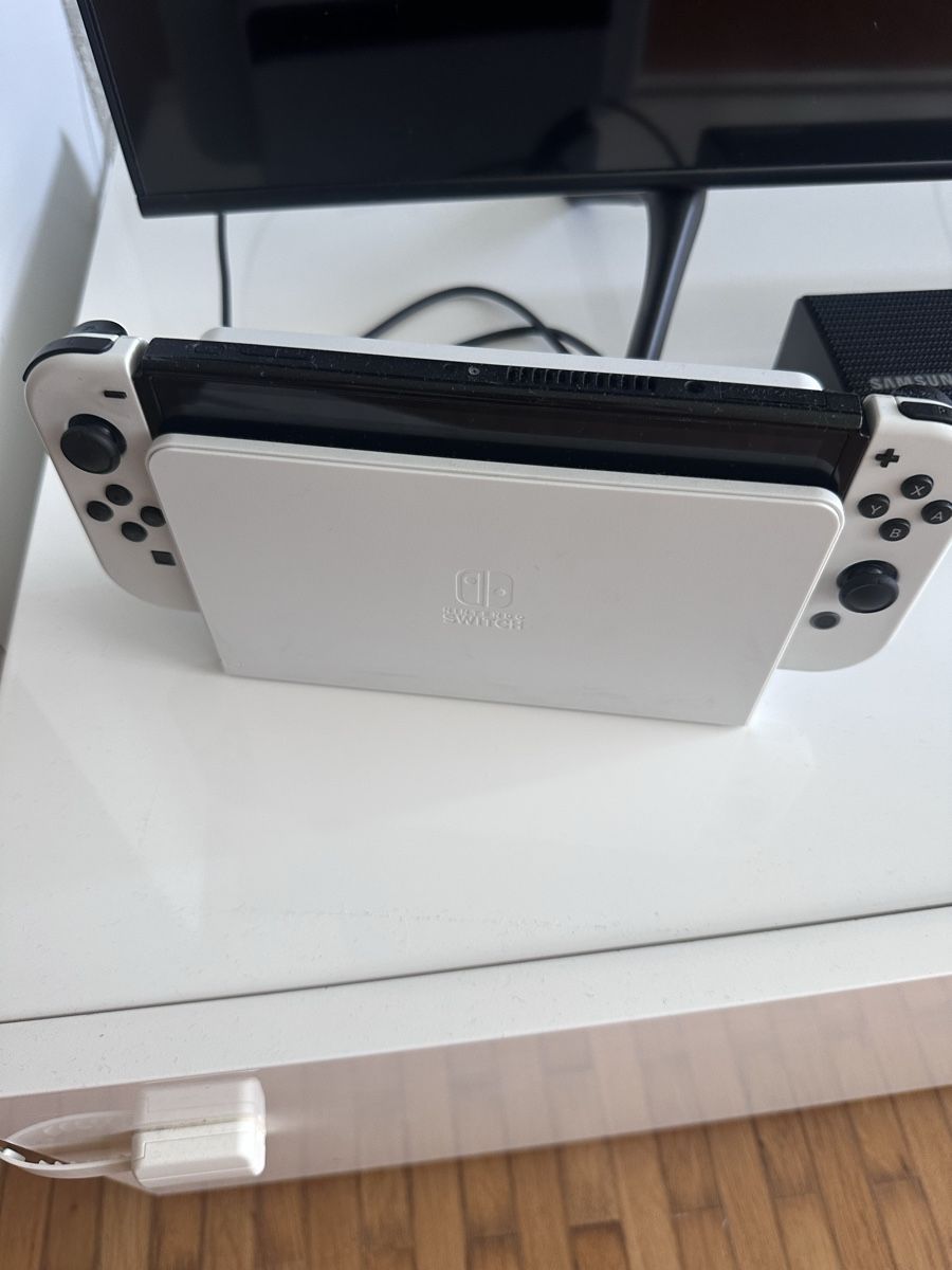 Nintendo Console: Nintendo Switch OLED Konsole weiss mit Hülle – Usato da Jona venduto da Lulu3105