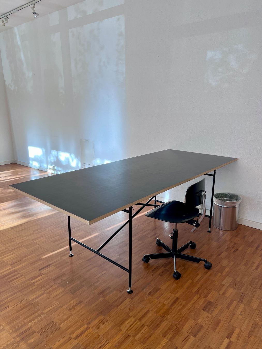 Richard Lampert Scrivanie: Tischgestell Eiermann mit Tischplatte aus Sperrholz – Usato da Zürich venduto da wme_n5yf
