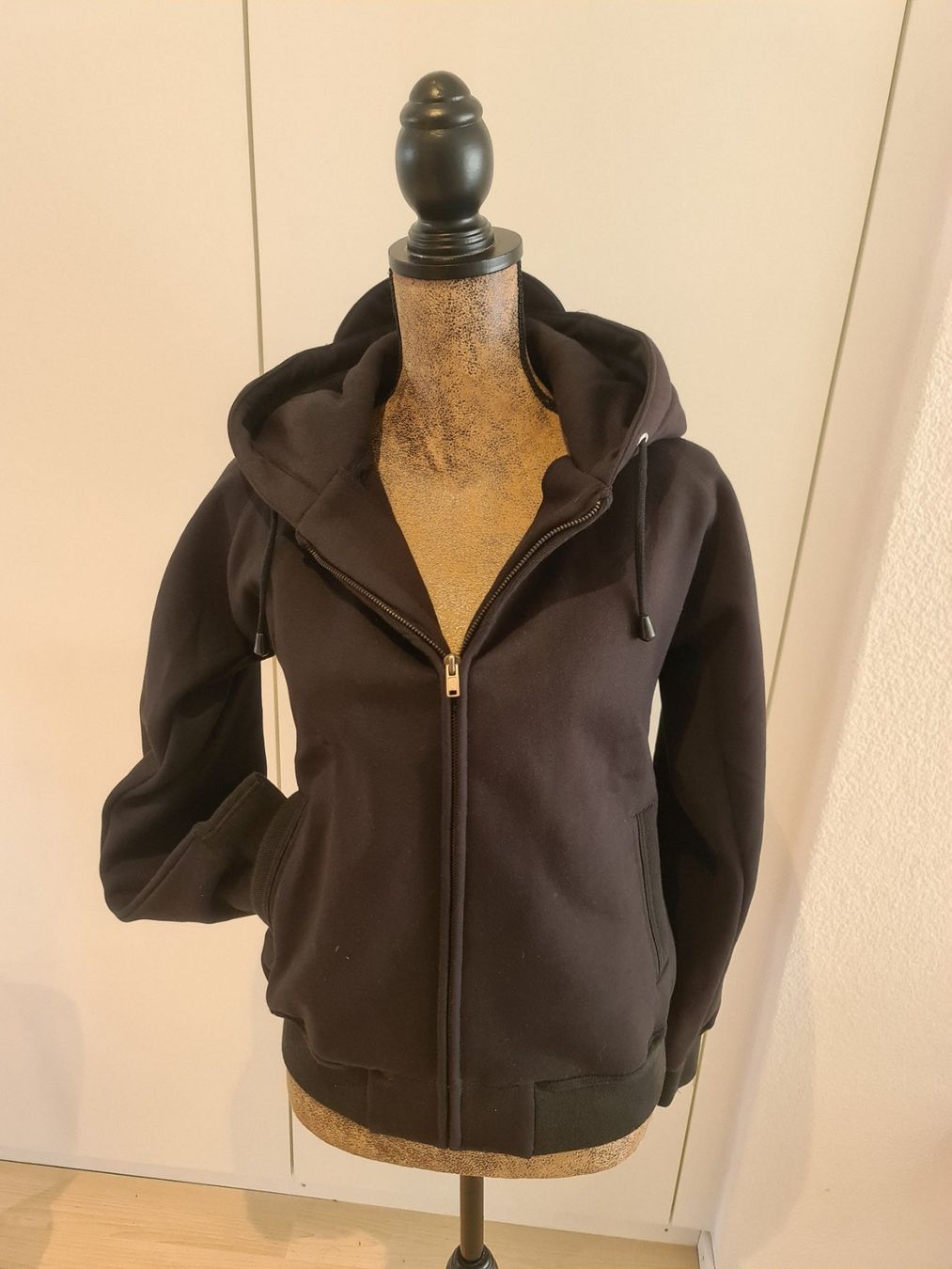 Giacche: Cooler Hoodie- Jacke "Neu" – Nuovo (secondo la descrizione) da Fehraltorf venduto da Sumin