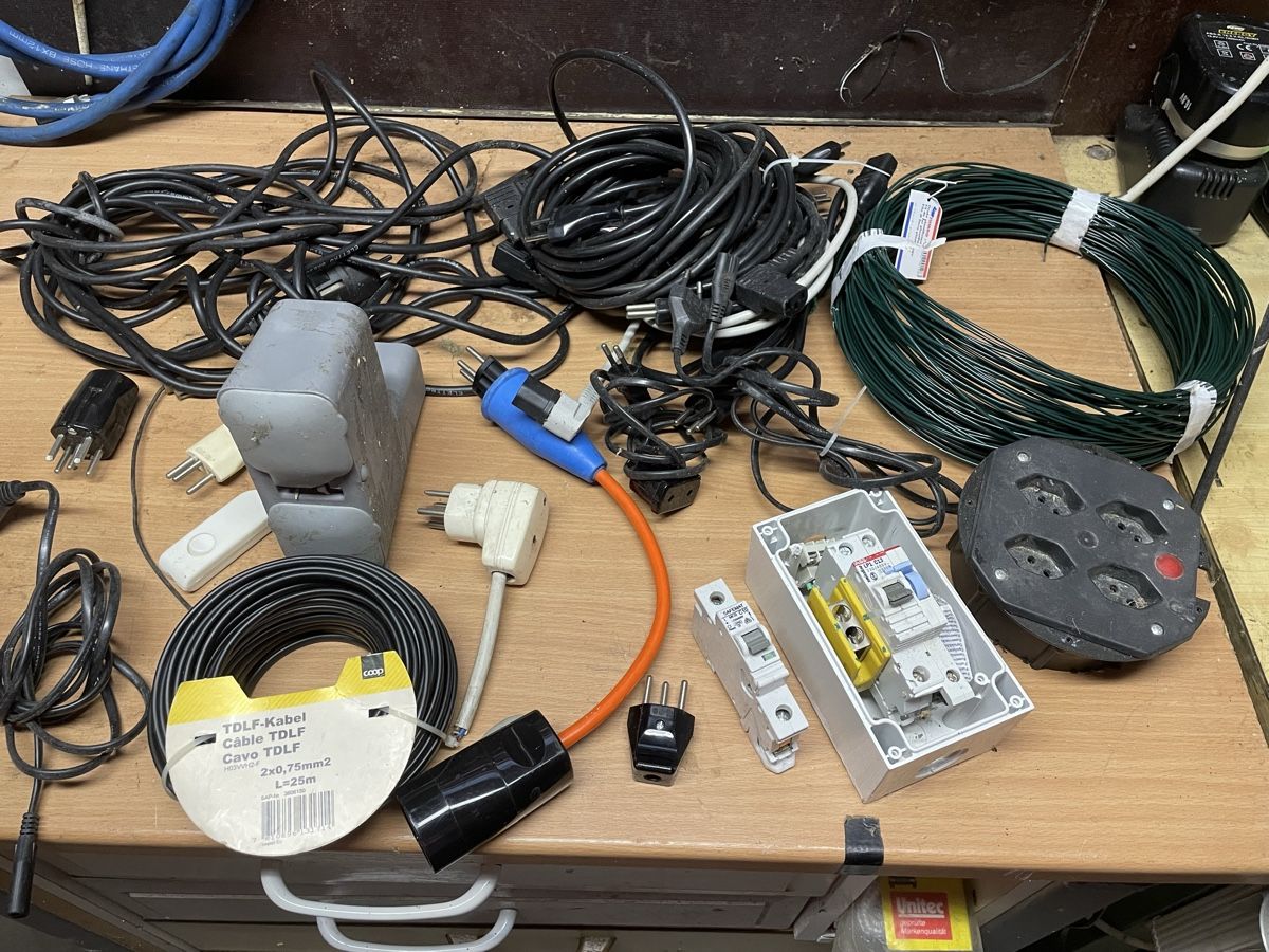 Spine: Elektrosachen, Kabel , Stecker etc – Usato da Felben-Wellhausen venduto da pisa08