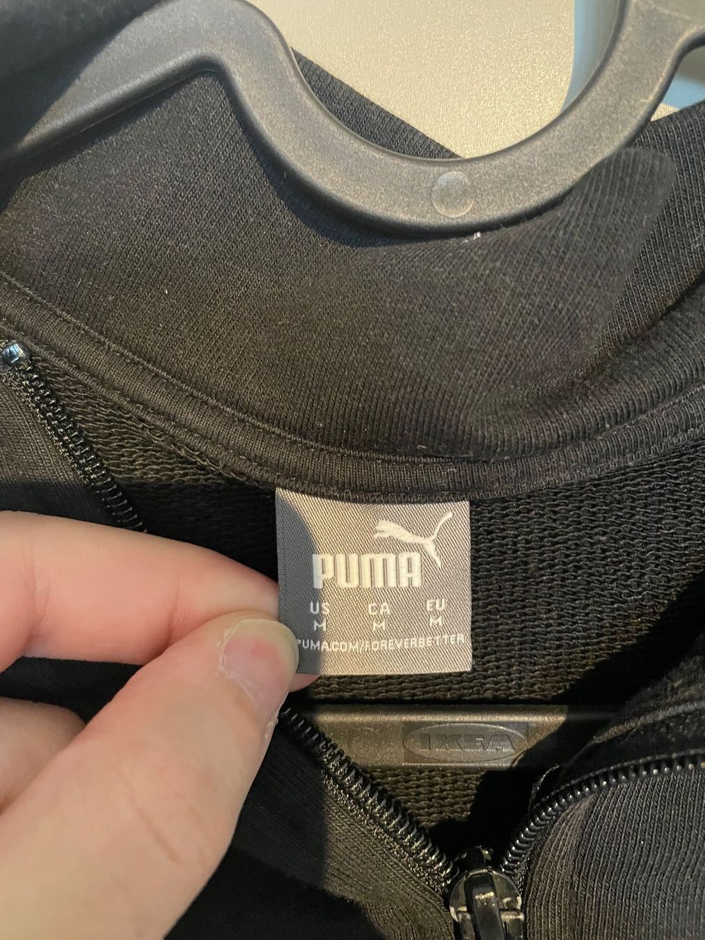 Puma Maglioni & Felpe: Schwarzer Puma Pullover mit Reissverschluss, Gr. M, Top – Usato da Zürich venduto da k42m 1