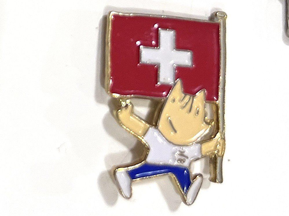 Placchette & Badge: Pin Schweizer Flagge – Usato da Kriens venduto da TSCH1