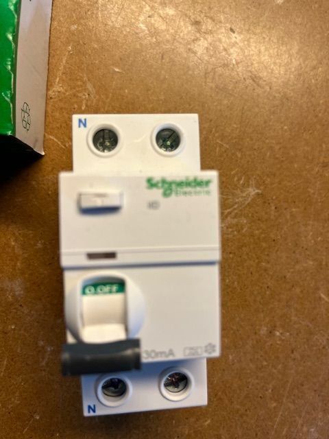 Schneider Componenti elettronici: Fehlerstromschutzschalter Schneider Electric 25A 30mA 2L – Usato da Naters venduto da sch_9fvg 1