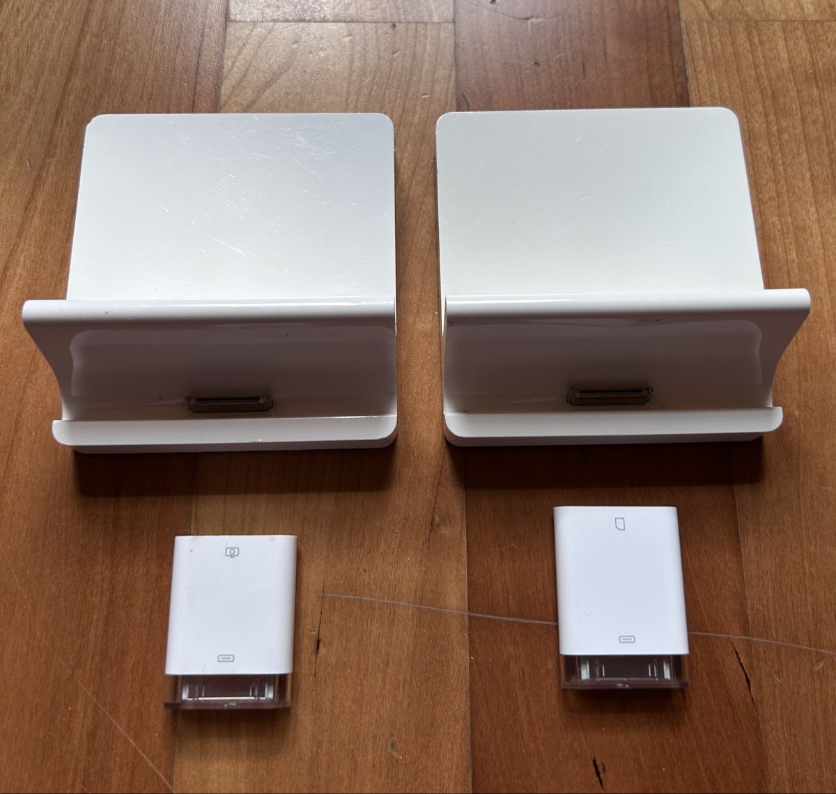Apple Unità & Adattatore: 2x Apple iPad Dock & Adapter - Top Zustand – Usato da Grabs venduto da Jonas.2005