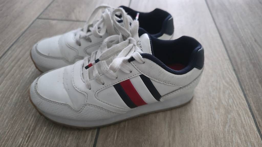 Scarpe per ragazzi: Sneaker gr. 32 Tommy Hilfiger – Usato da Liestal venduto da hel_2xmx 1