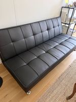 Sofa ausklappbar zu Liegefläche.