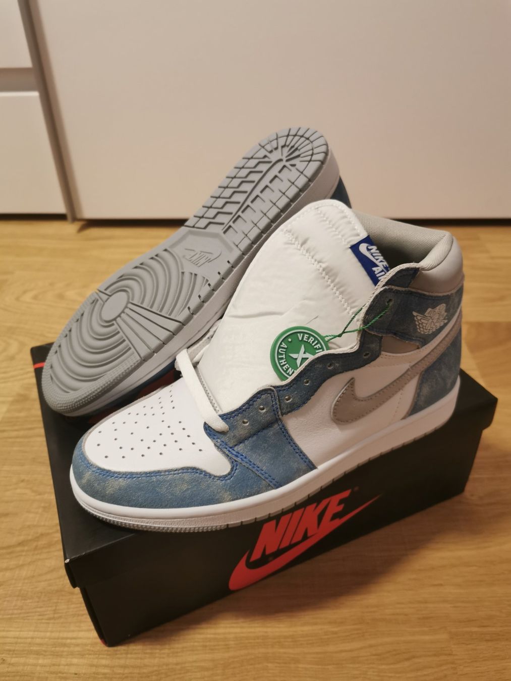 Jordan Scarpe da uomo: Jordan 1 High Hyper Royal EU44 – Nuovo e nell'imballaggio originale da St. Ursen venduto da nud_x7g8