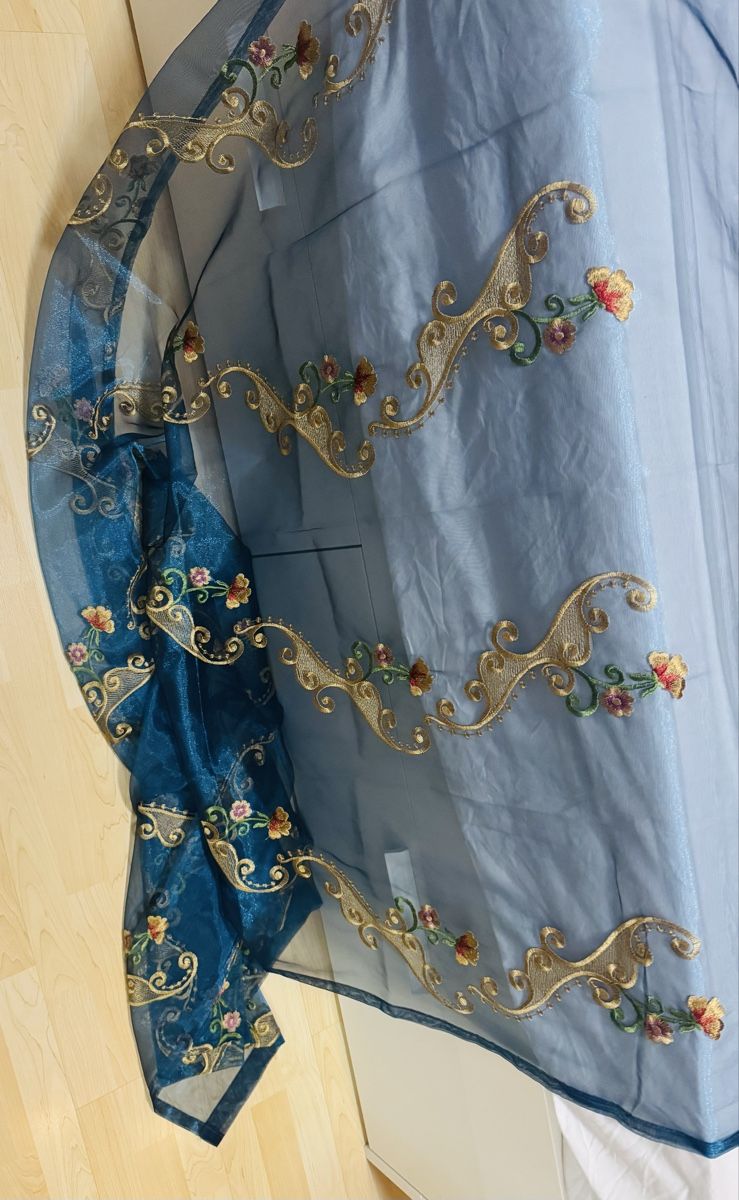 Vorhänge: 2 tende con ricami floreali blu e oro tessuto trasparente – Neu (gemäss Beschreibung) aus Volketswil von mau_9pxs 3