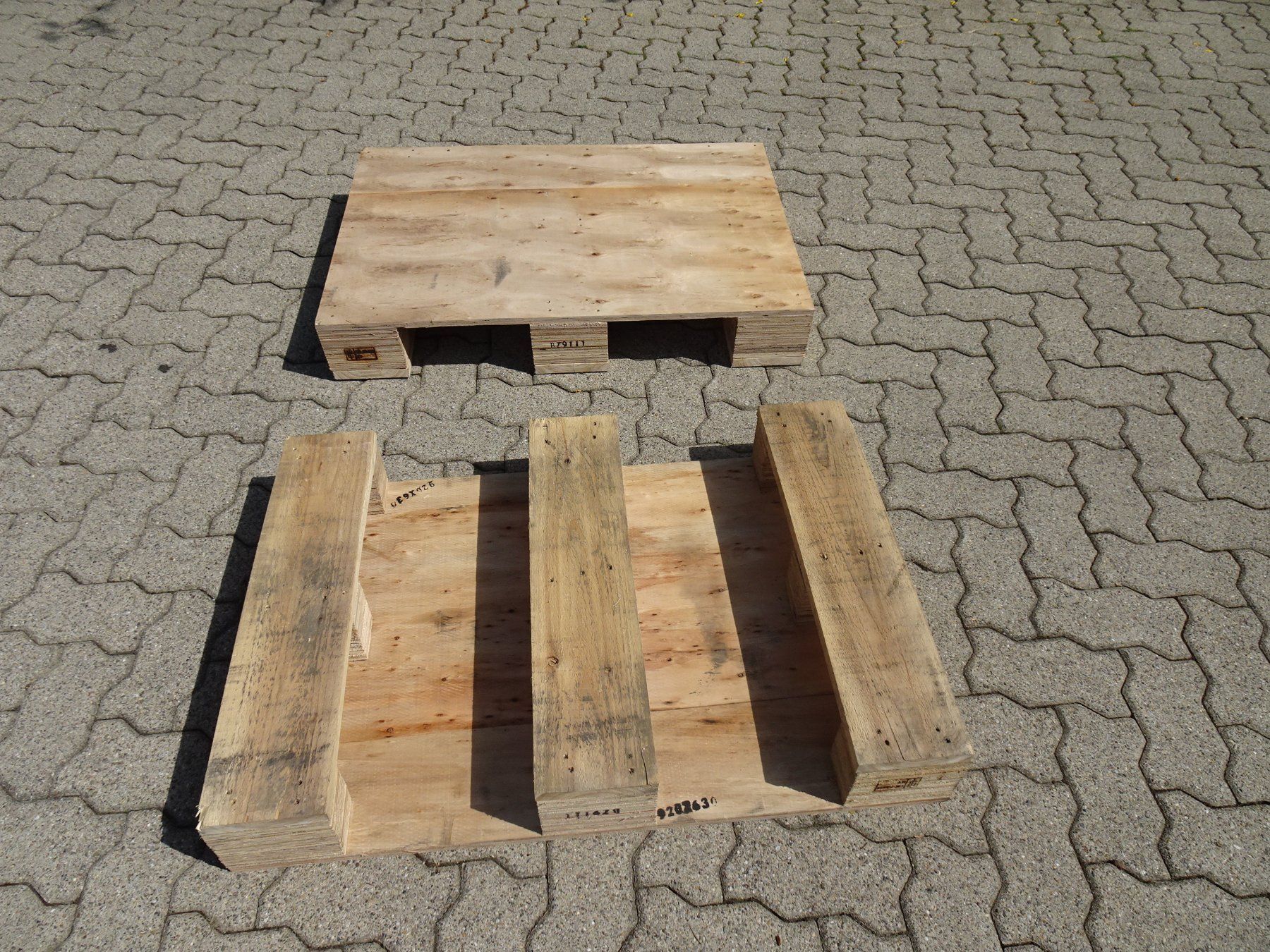 Pallets: 2 kleine Holzpaletten – Usato da Winkel venduto da rsuzh 1