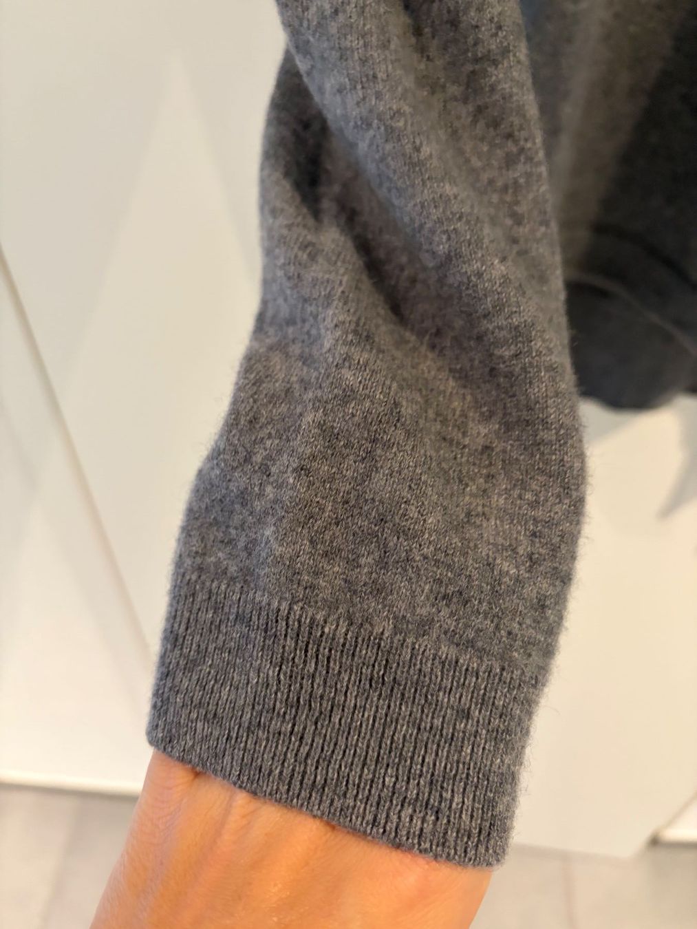 Massimo Dutti Pullover & Sweatshirts: Massimo Dutti Kaschmir Pullover grau – Gebraucht aus Dielsdorf von Anthony111 7