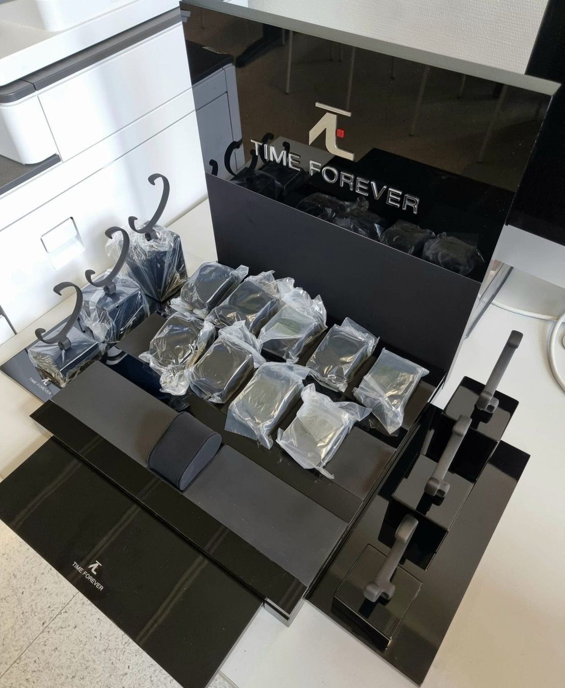 Orologi: Display pour montres – Nuovo e nell'imballaggio originale da La Chaux-de-Fonds venduto da jac_9llg 1