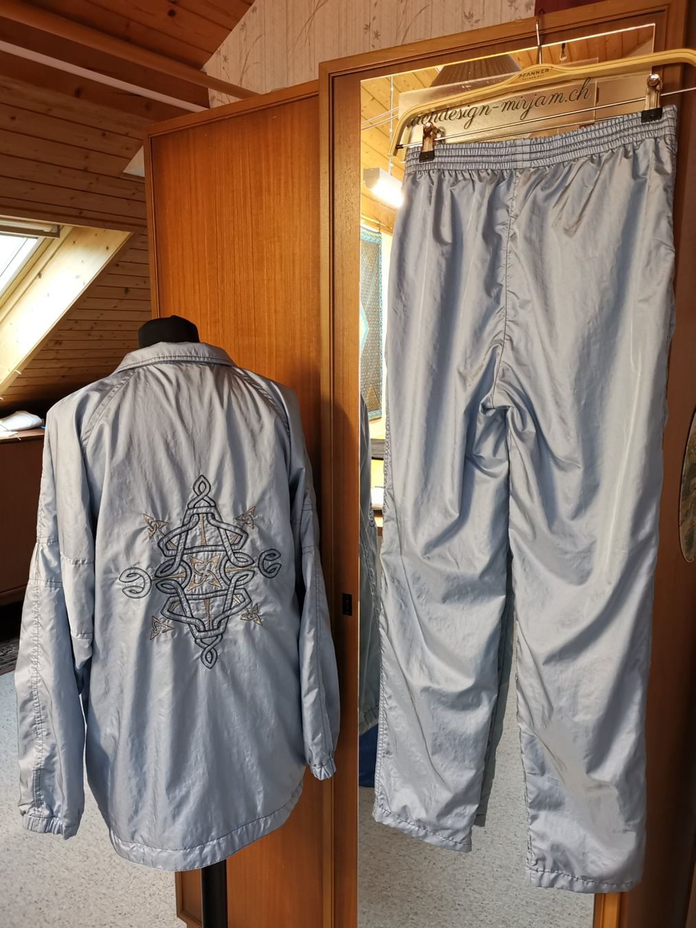 Lotti di vestiti: Trainer (Jacke und Hose) hellblau – Usato da Seuzach venduto da NaehdesignMirjam 1