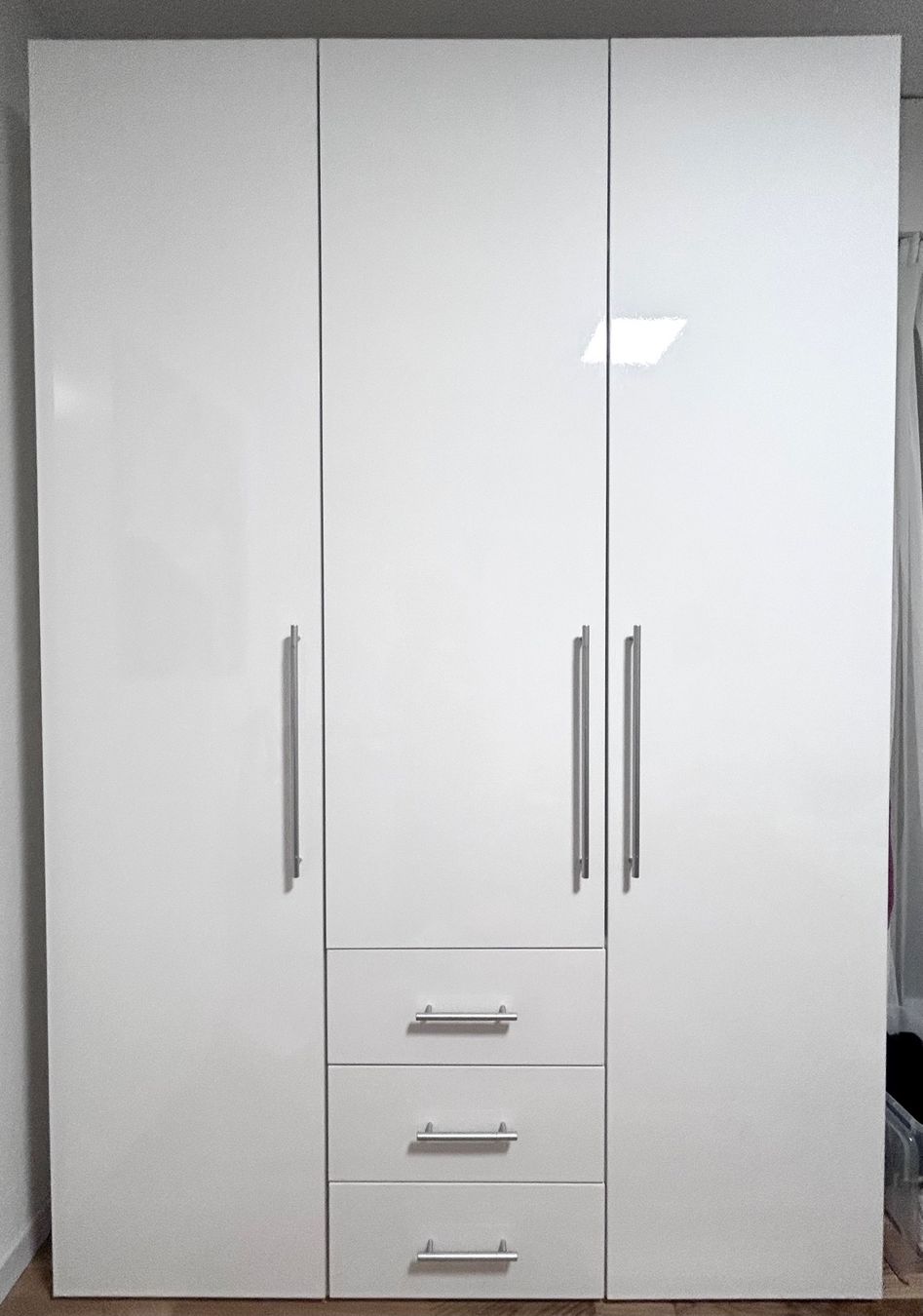 Schränke: Weisser Hochglanz‑Kleiderschrank – Neu (gemäss Beschreibung) aus Wallisellen von inf_m89s
