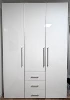 Weisser Hochglanz‑Kleiderschrank
