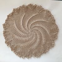 SPITZENDECKCHEN  GESTRICKT  HANDARBEIT  Glanzgarn beige/sand
