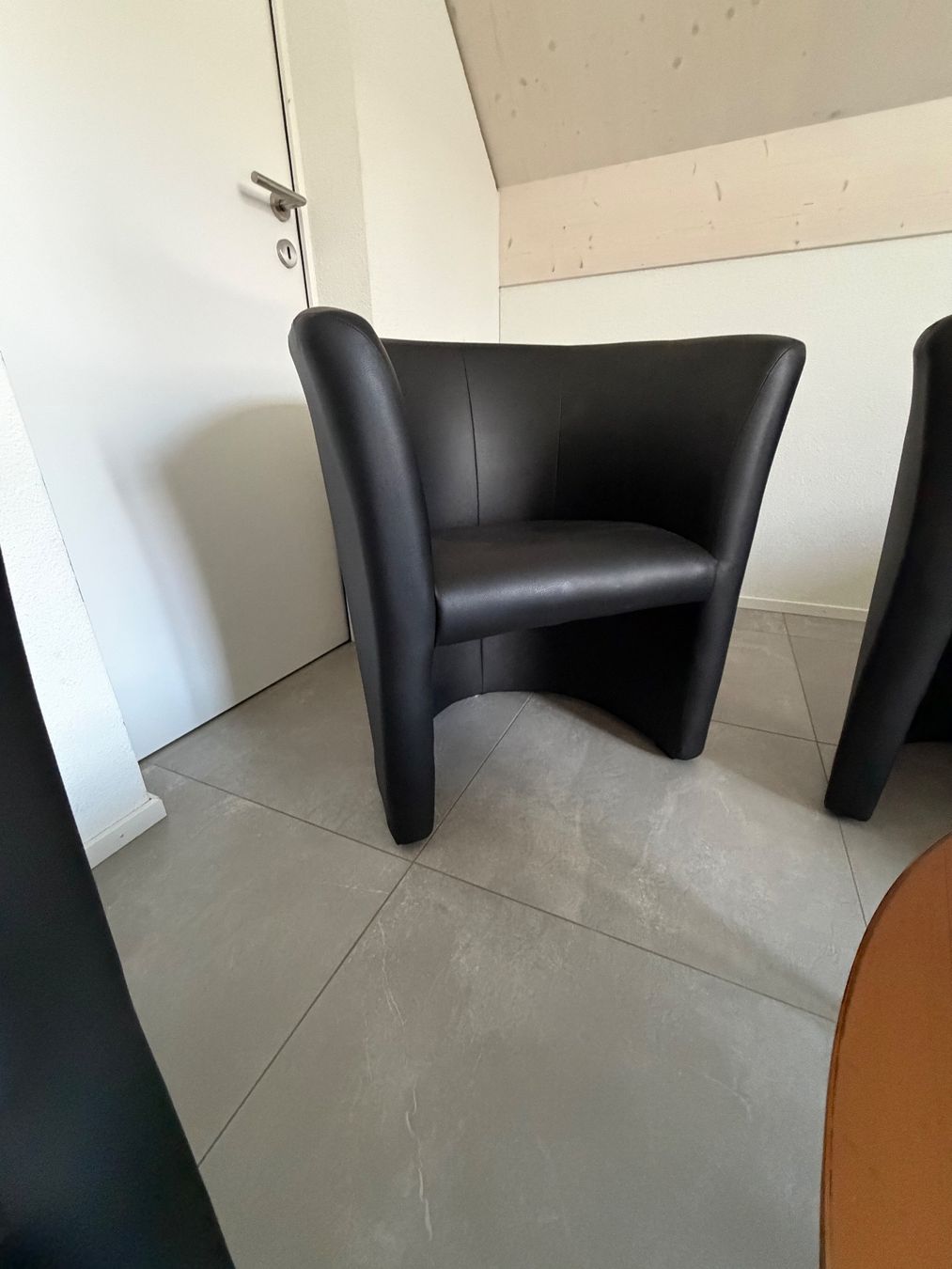 Poltrone: 3x schwarze Ledersessel + 1x Couchtisch CHF 50 – Usato da Embrach venduto da ber_8fgp 4
