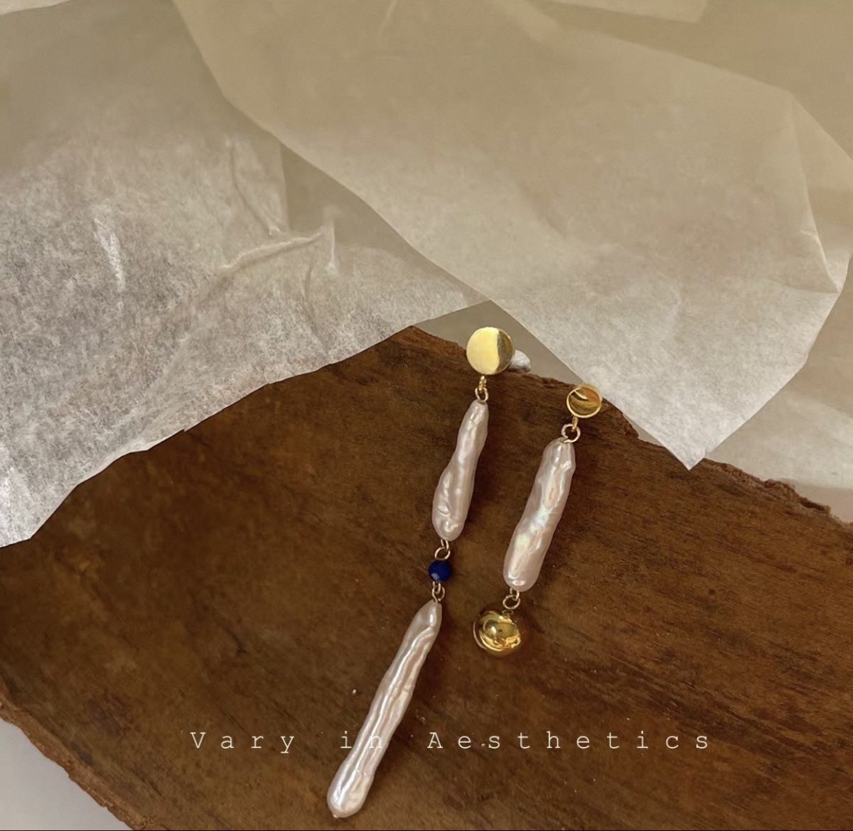 Orecchini pendenti & Orecchini a lobo: New with gift package Korean Pearl Drop asymmetrical Earring – Nuovo e nell'imballaggio originale da Basel venduto da 550_ckp6 2