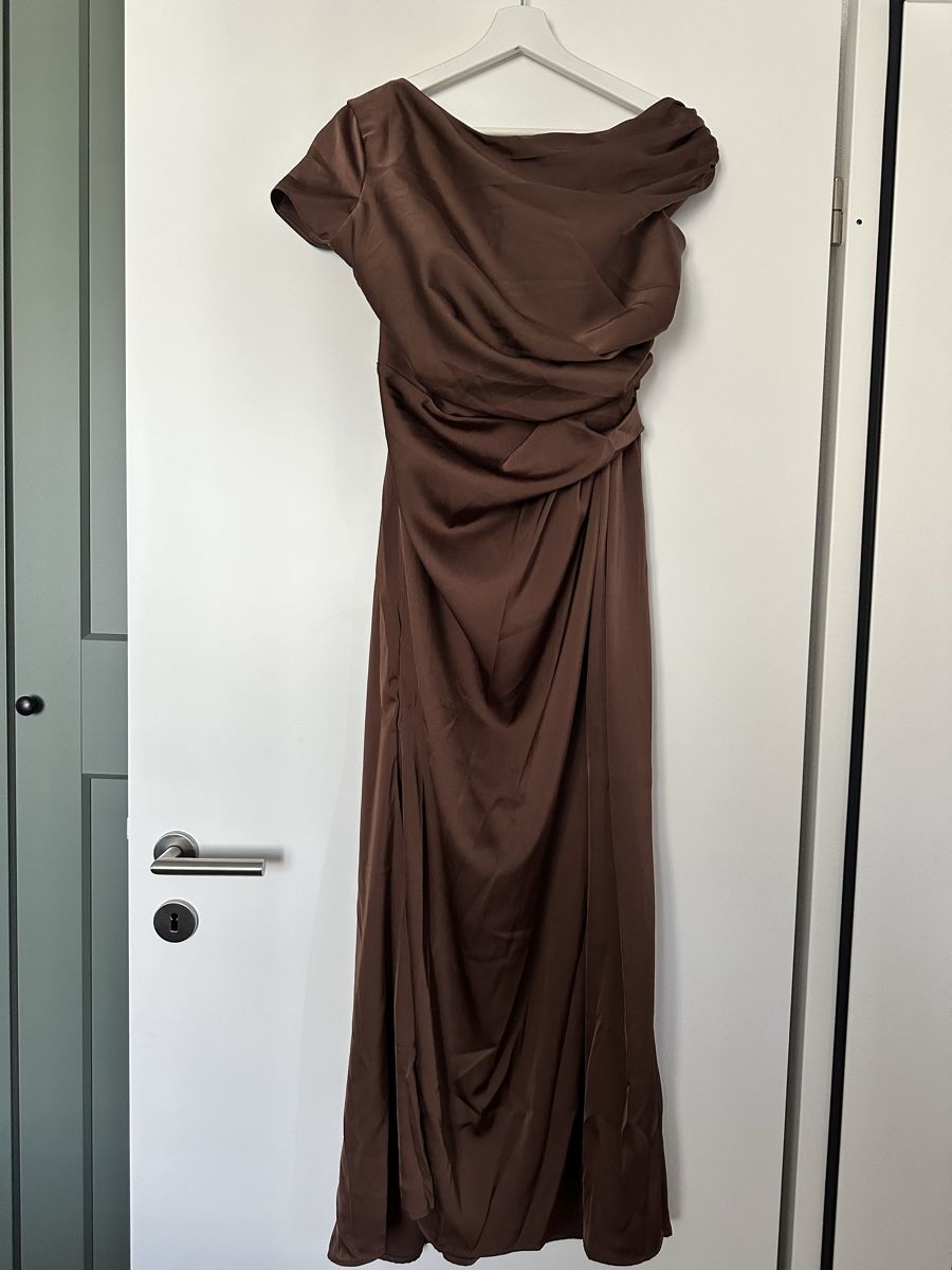 Vestiti: Braunes elegantes oneshoulder Kleid – Nuovo (secondo la descrizione) da Dübendorf venduto da Carry16
