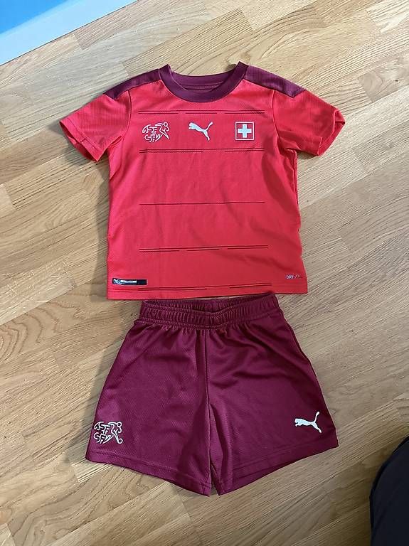 Scarpe, pantaloni & magliette da ginnastica: Schweizer Trikot Set 116 5-6 Jährig  – Usato da Basel venduto da momo.st
