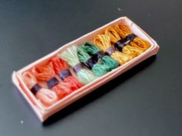 Garnschachtel gefüllt für Puppenstuben. Handarbeit.