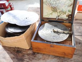 Loch-Plattenspieler Antik - mit vielen Platten