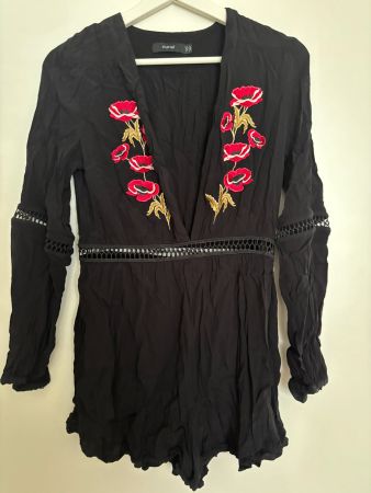 Nunui Sommer Romper Schwarz mit Blumen Stickerei, Gr. 10