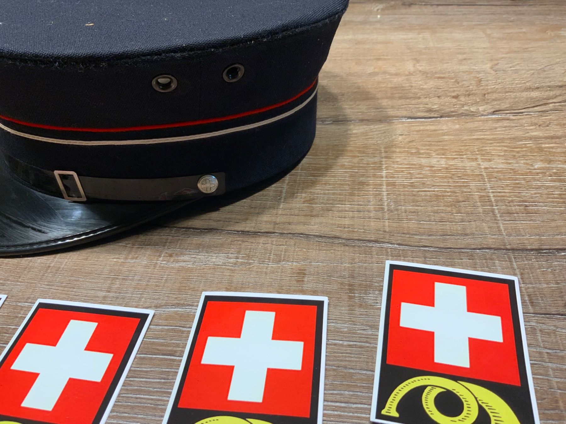 Copricapi, berretti & cappellini: Originale Uniform Mütze mit Abzeichen - – Usato da Willisau venduto da Minali 1